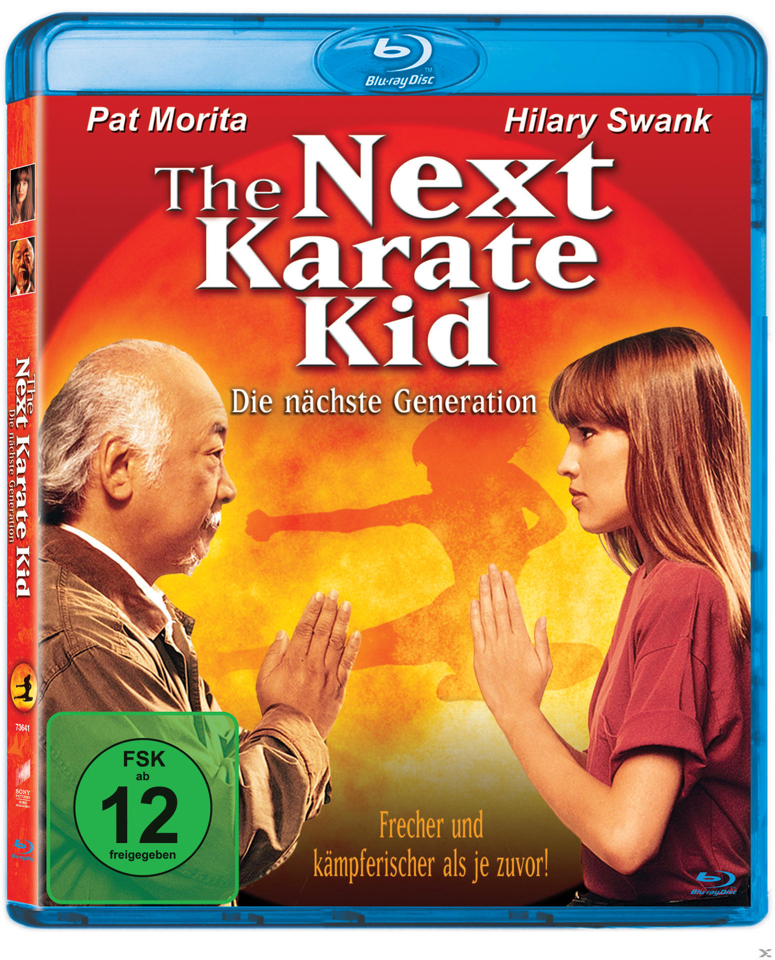 Filmcover: The Next Karate Kid. Zwei Personen stehen sich gegenüber, mit rotem Hintergrund.