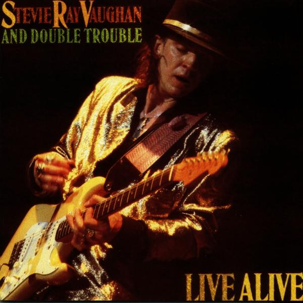 Albumcover mit einem Mann, der Gitarre spielt. Der Hintergrund ist schwarz und der Text golden.
