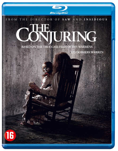 Couverture Blu-ray. Une poupée assise dans un rocking-chair devant un mur sombre.