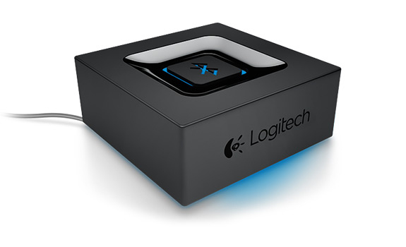 Schwarzer Bluetooth-Empfänger. Oberer Knopf und Seiten haben blaues Licht. Logitech-Logo.