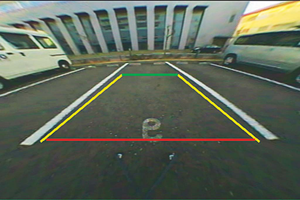 Rückfahrkamera-Bild auf einem Parkplatz, mit Linien, die den Parkraum anzeigen.