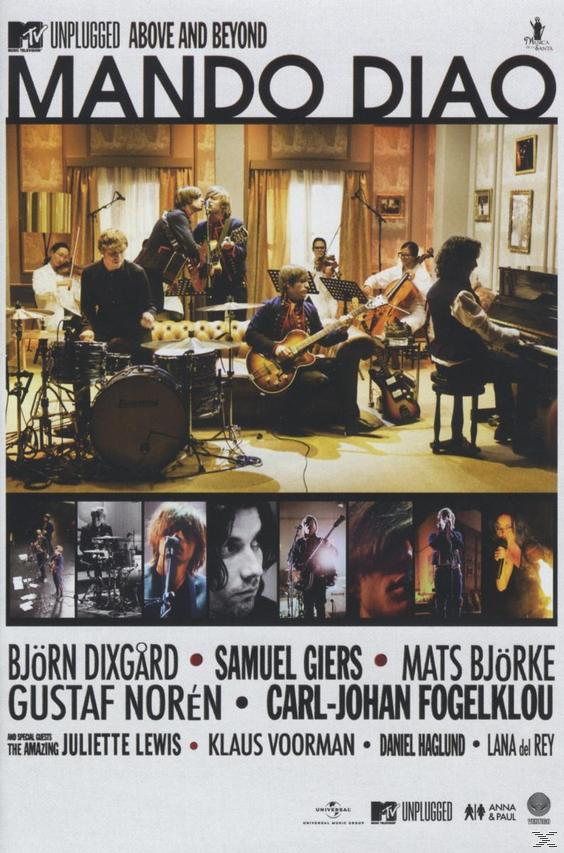 Live-Konzertbild mit einer Band, die spielt, und verschiedenen Personen, der Bandname Mando Diao.