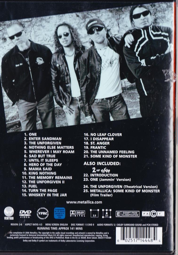 DVD hátlapja a zenekar tagjaival és a számlistával. A szöveg fehér, fekete háttéren.