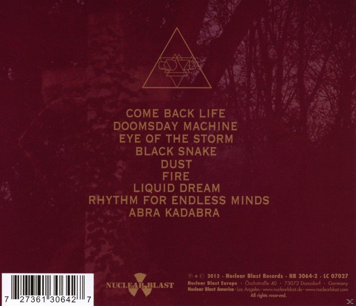 Albumcover mit rotem Hintergrund, goldenem Dreieck und weißem Text mit Songtiteln.