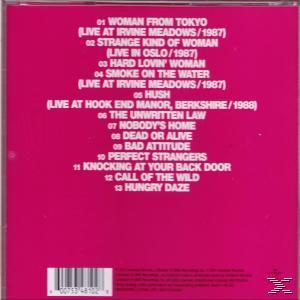 Rückseite einer CD mit Trackliste. Pinker Hintergrund mit weißem Text. Enthält ein lila X-Logo.