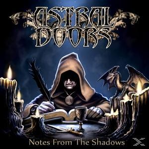 Astral Doors Albumcover, eine Kapuzenfigur schreibt in ein Buch, Kerzen und ein Drache.