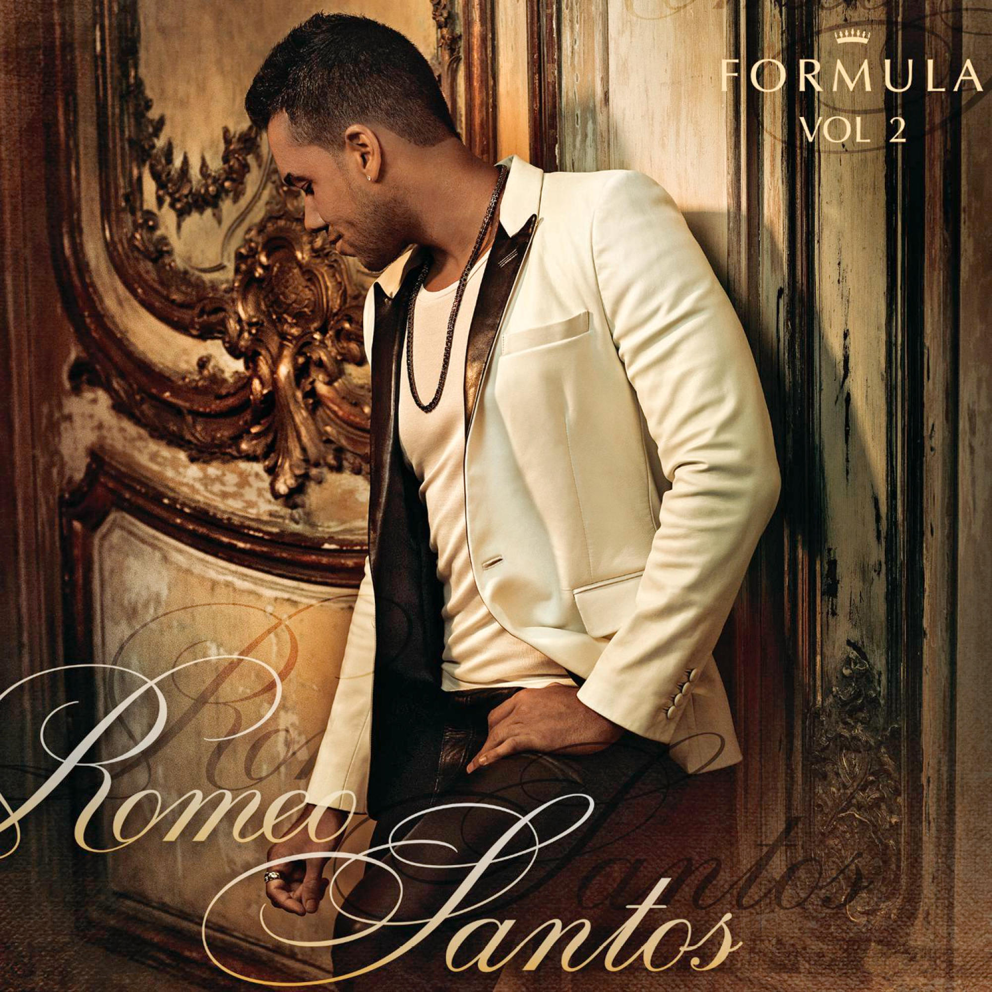 Albumcover von Romeo Santos in einem weißen Anzug.