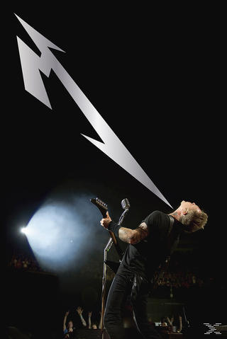 Metallica-Bandmitglied auf der Bühne, spielt Gitarre, mit ihrem Logo darüber.