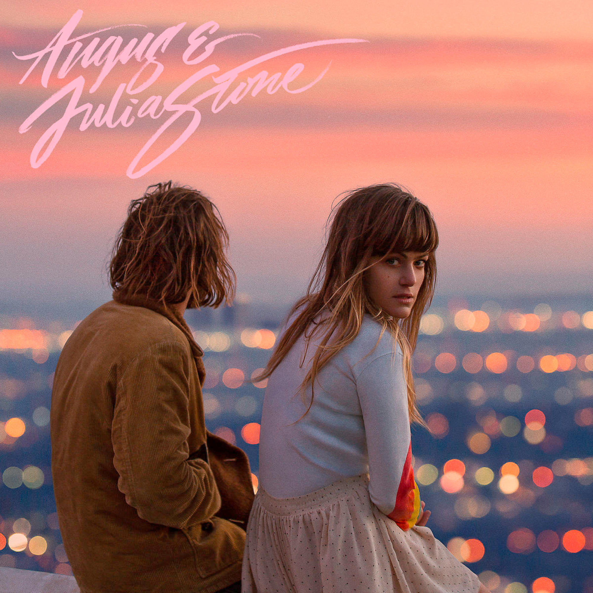 Albumcover mit einem Mann und einer Frau mit Stadtkulisse. Text lautet "Angus & Julia Stone".