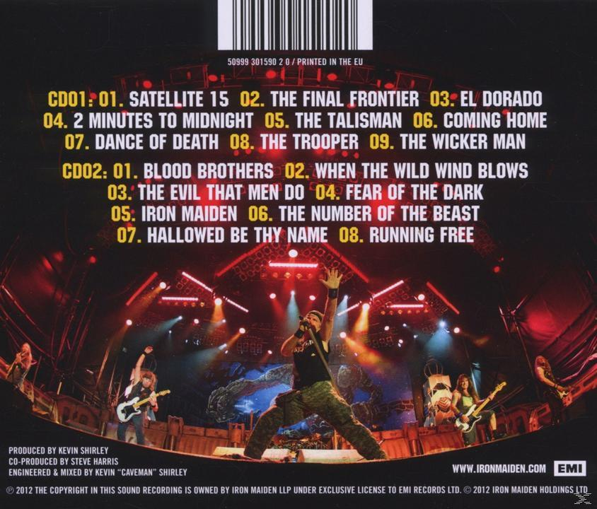 CD-Cover mit einer Live-Band auf der Bühne. Die Titelliste des Albums befindet sich in der Mitte des Bildes.