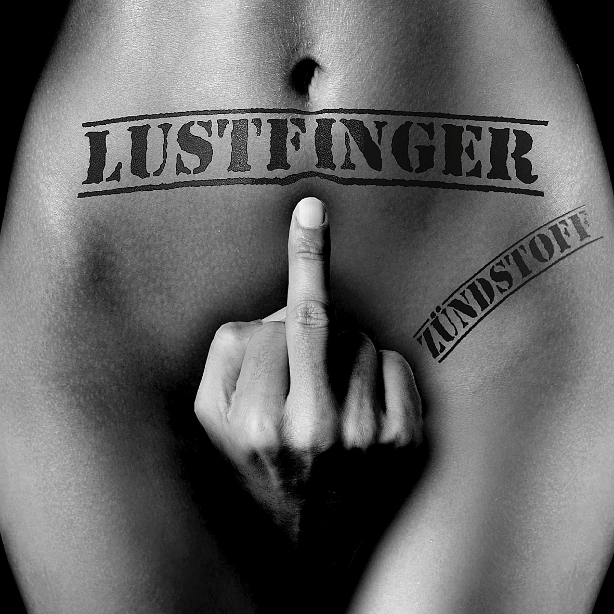 Der Bauch einer Person mit erhobenem Mittelfinger. Text 'Lustfinger' und 'Zündstoff' sind gestempelt.