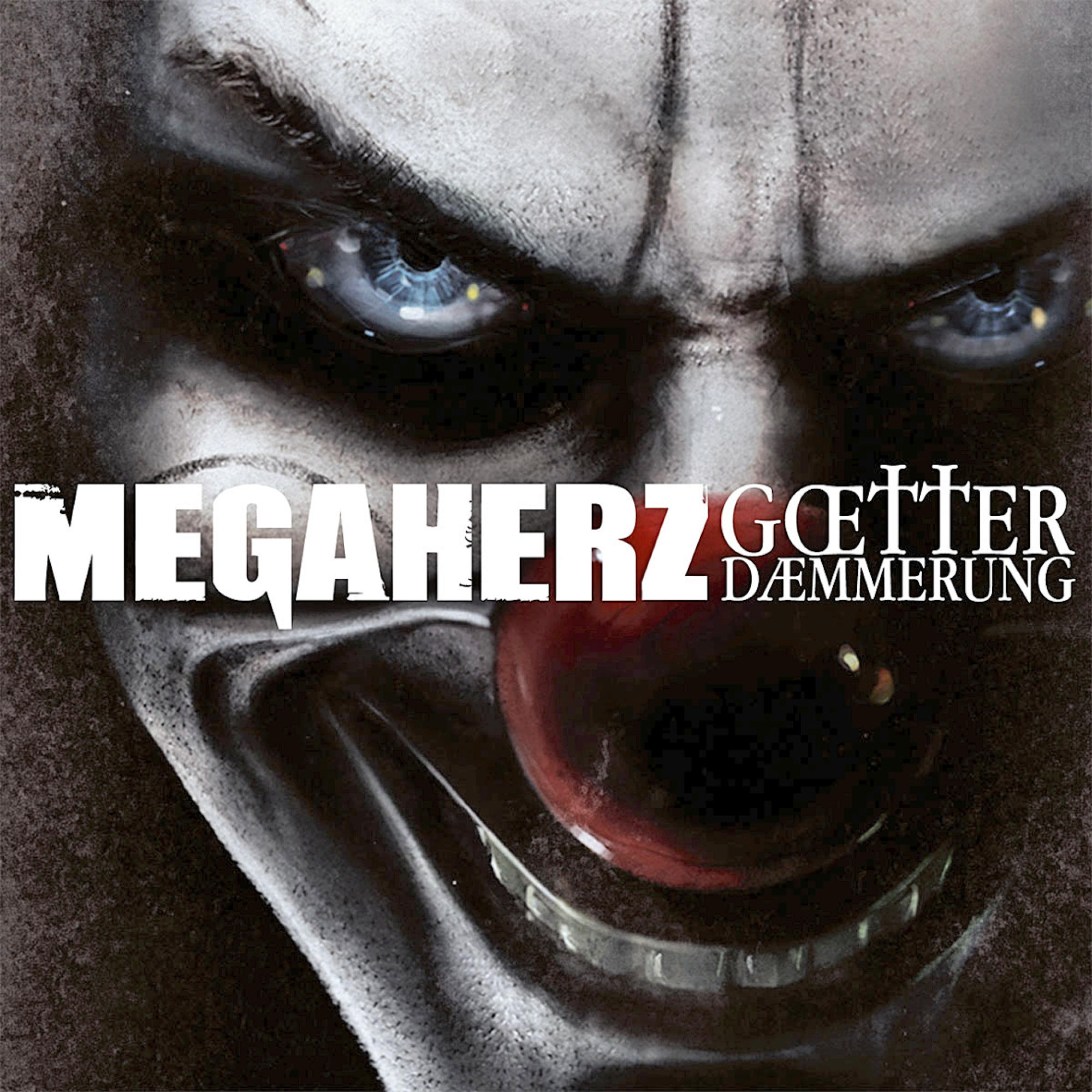 Nahaufnahme eines Clownsgesichts mit roter Nase und den Worten MEGAHERZ und Götterdämmerung.