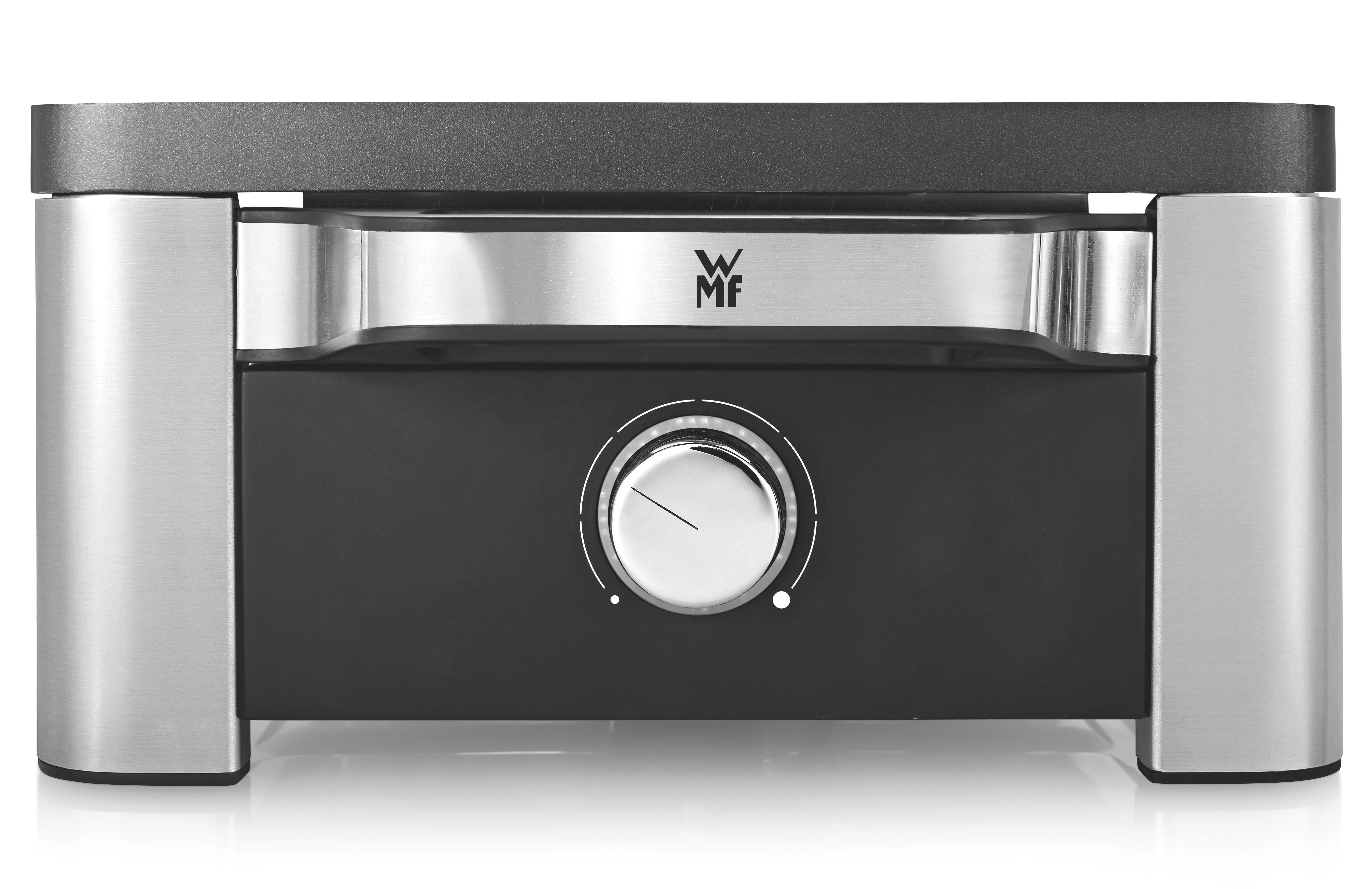 Silbernes und schwarzes Gerät mit Drehknopf, wahrscheinlich ein Raclette-Grill, auf weißem Hintergrund.