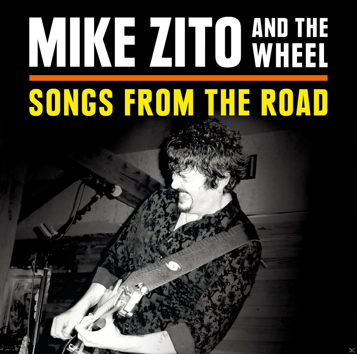 Albumcover: Mann spielt Gitarre, Titel 'Songs from the Road'.
