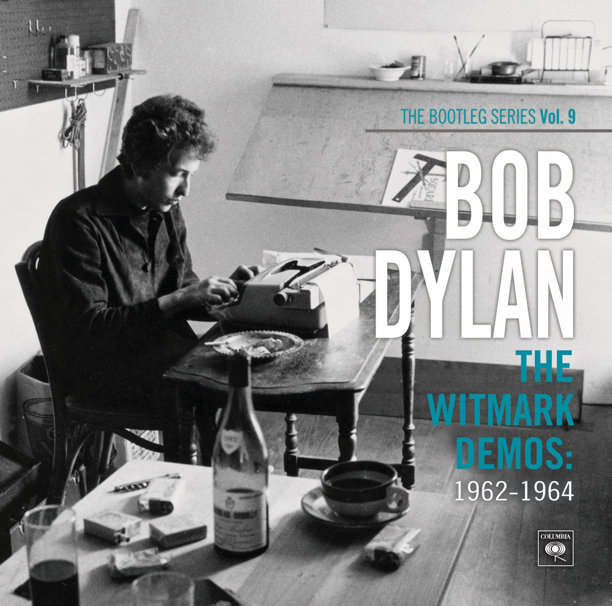 Bob Dylan Albumcover: Dylan schreibt auf einer Schreibmaschine. Text: "The Witmark Demos: 1962-1964".