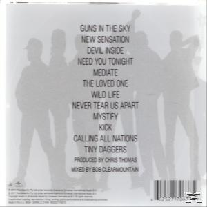 CD-Rückseite. Silhouetten von Bandmitgliedern. Titelliste in Weiß. Produziert von Chris Thomas.