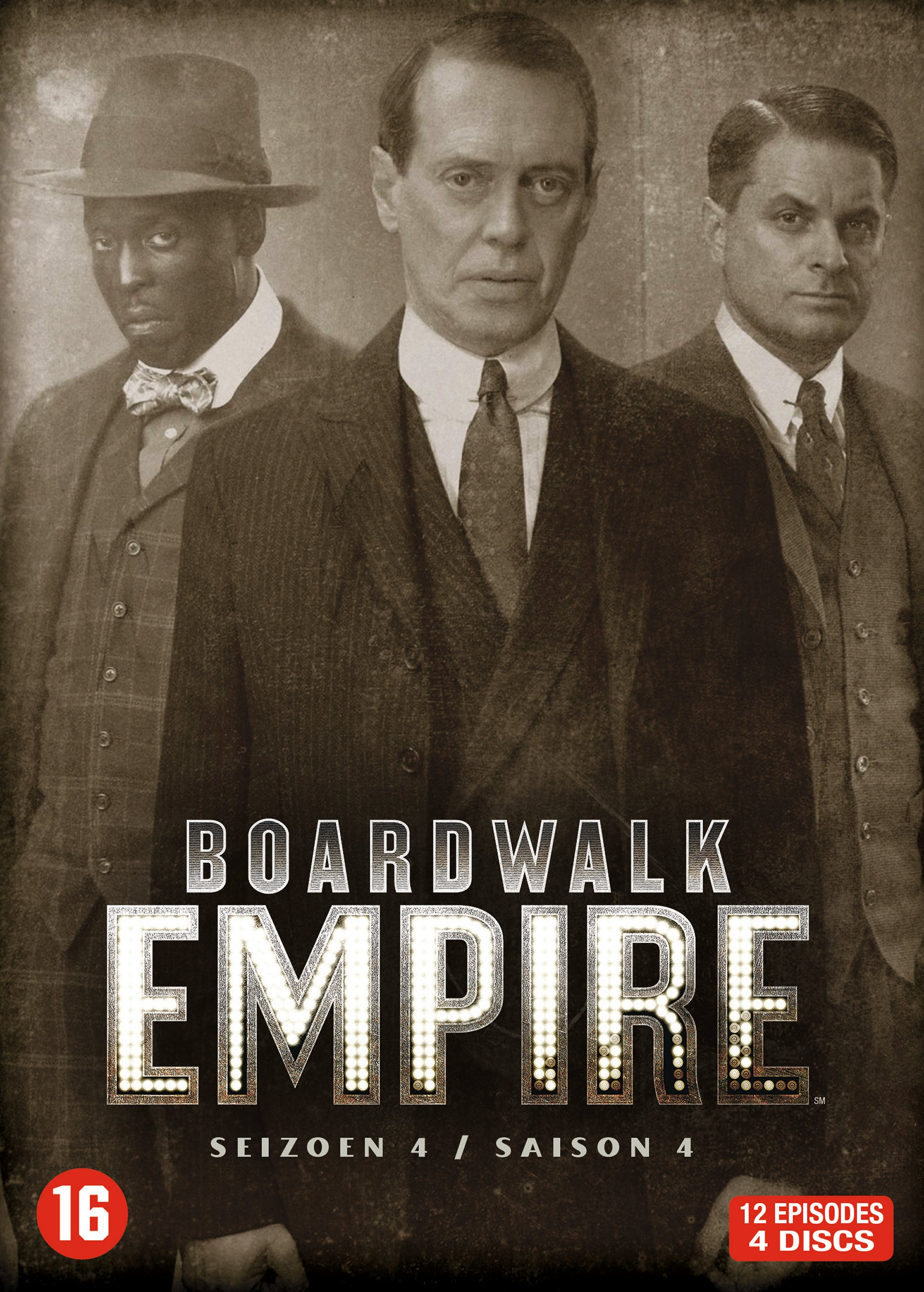 Couverture DVD de 'Boardwalk Empire', avec trois hommes en costume, texte du titre.