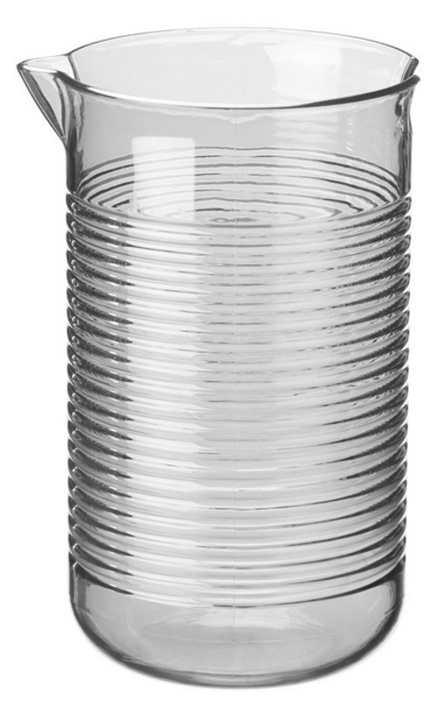 Ein klares Glasbecher mit horizontalen Rillen. Es hat einen Ausguss zum Ausgießen und ist leer.