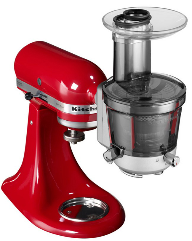 Roter KitchenAid-Mixer mit Entsafter-Aufsatz. Weißer Hintergrund.
