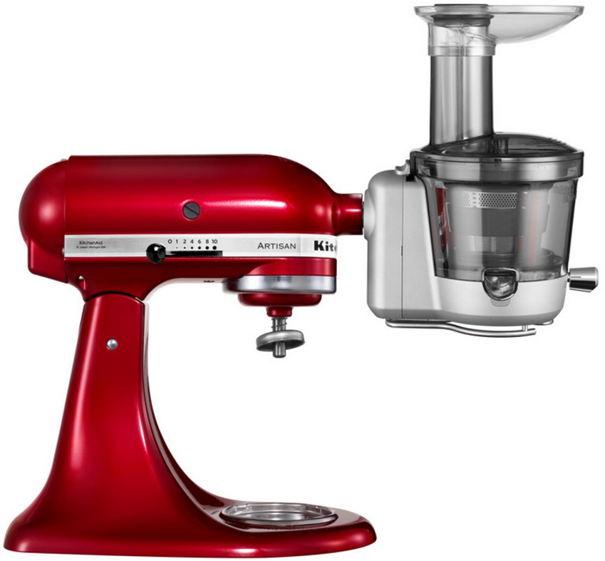 Roter KitchenAid-Mixer mit Entsafter-Aufsatz, silber und rot, auf weißem Hintergrund.