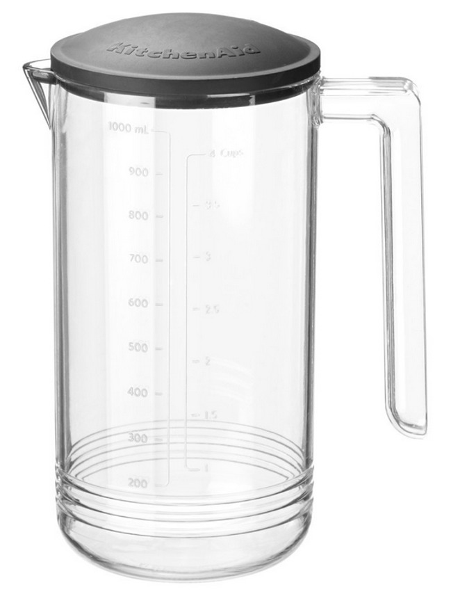 Transparenter KitchenAid-Krug mit grauem Deckel. Hat Markierungen auf der Seite und einen Griff.