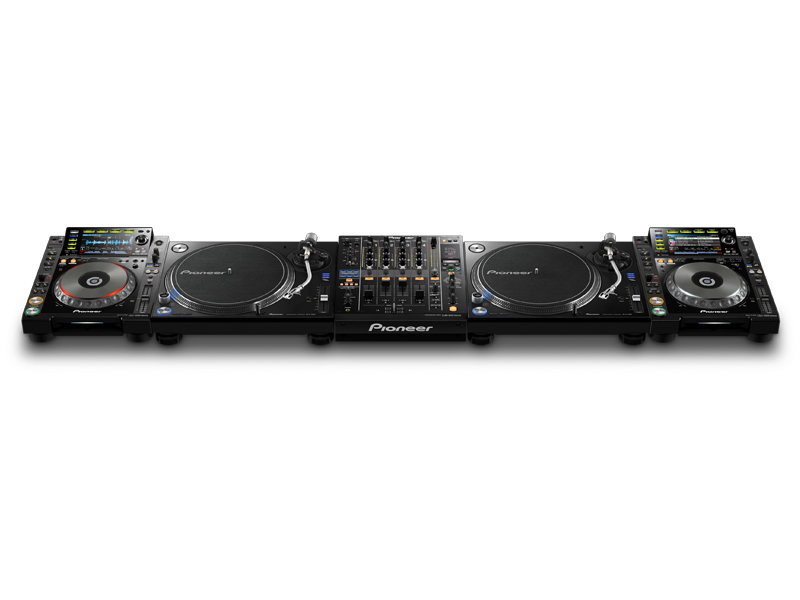 Ein Pioneer DJ-Setup mit zwei CDJs, zwei Plattenspielern und einem Mixer.
