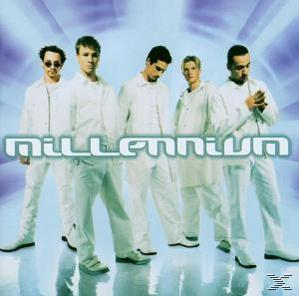 Albumcover mit fünf Männern in weißen Outfits. Das Wort MILLENNIUM steht im Zentrum.