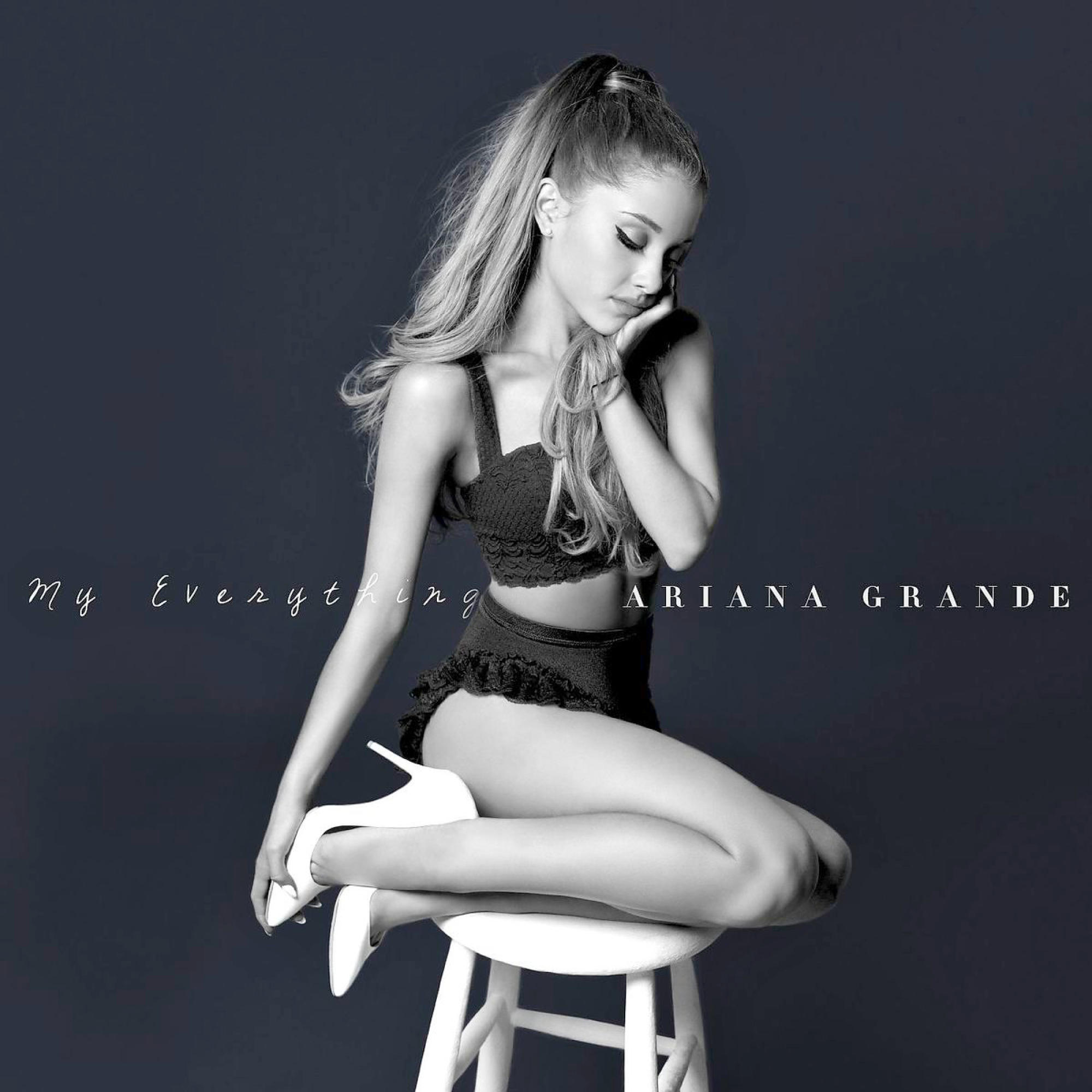 Ariana Grande Albumcover. Sie trägt ein schwarzes Outfit und sitzt auf einem Hocker. Text: My Everything.
