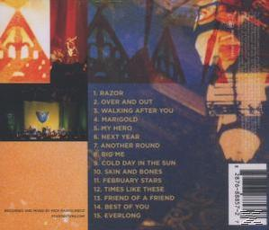 Album-Rückseite. Eine Collage aus Bildern, Songtexten und einem Barcode. Das Album hat einen dunkelblauen Hintergrund.
