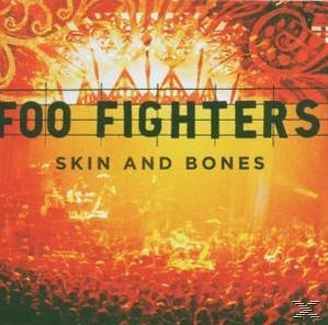 Foo Fighters Albumcover. Bandname und 'Skin and Bones' Titel über einer Bühne mit Publikum.