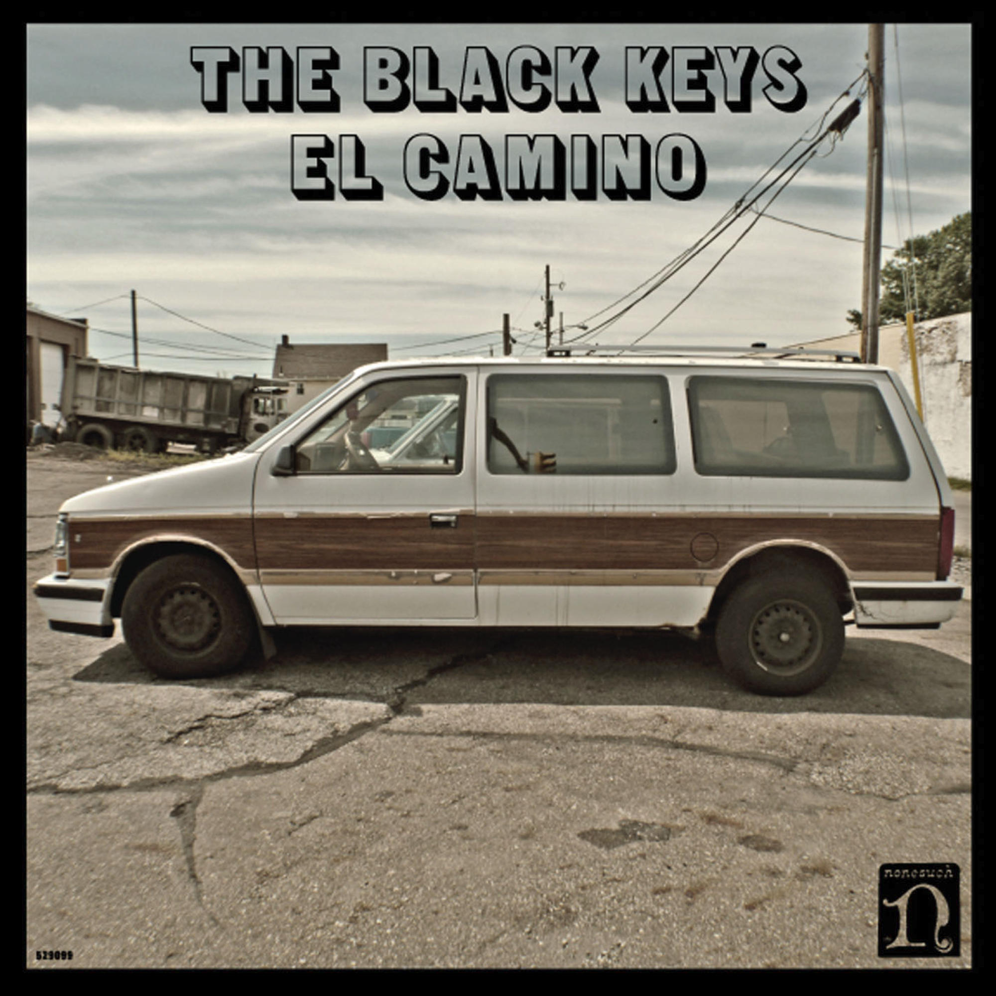 Albumcover-Artwork. Weißer Minivan auf einer zerbrochenen Straße. The Black Keys El Camino steht oben.
