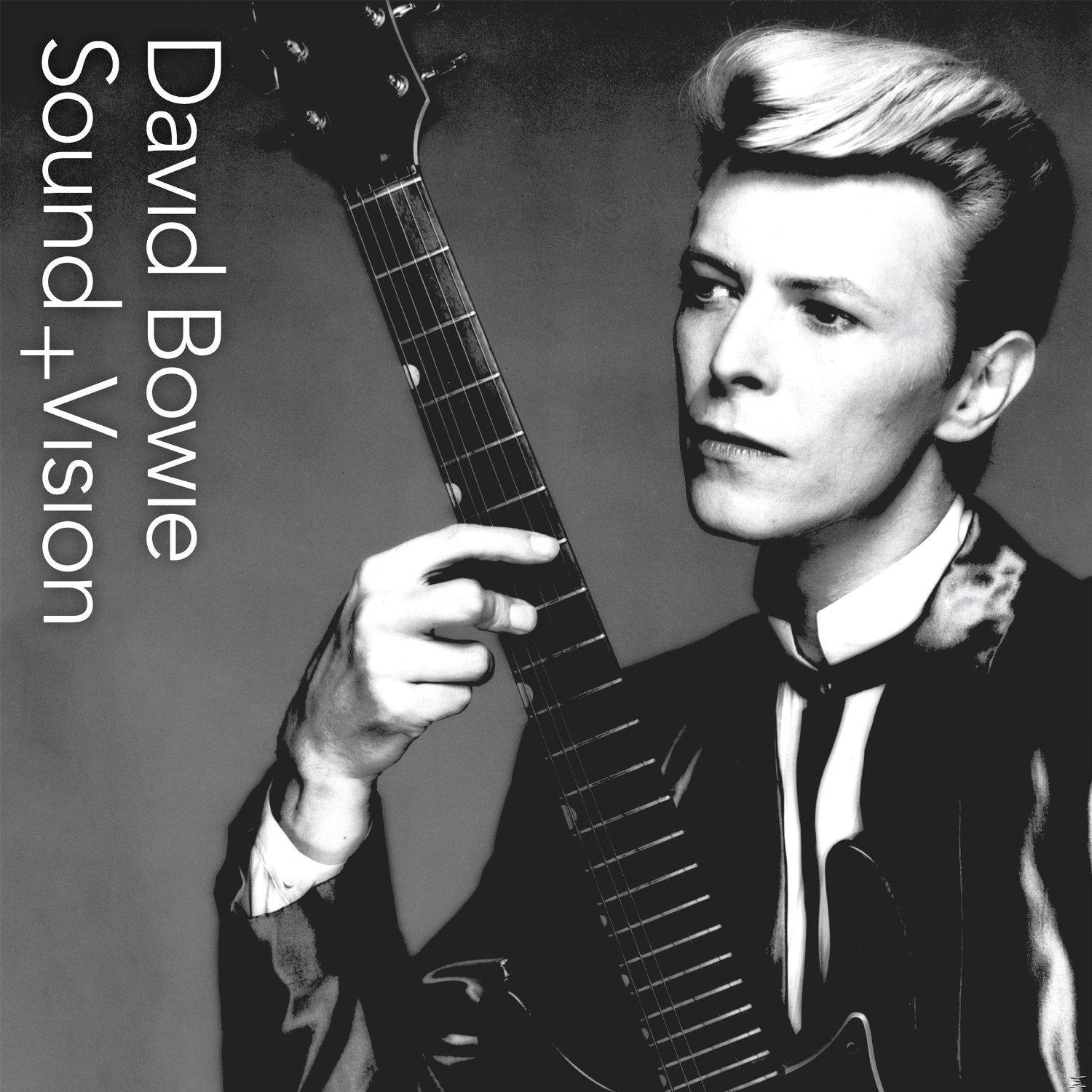 David Bowie in Schwarzweiß, Gitarre haltend, Bild vom Album 'Sound + Vision'.
