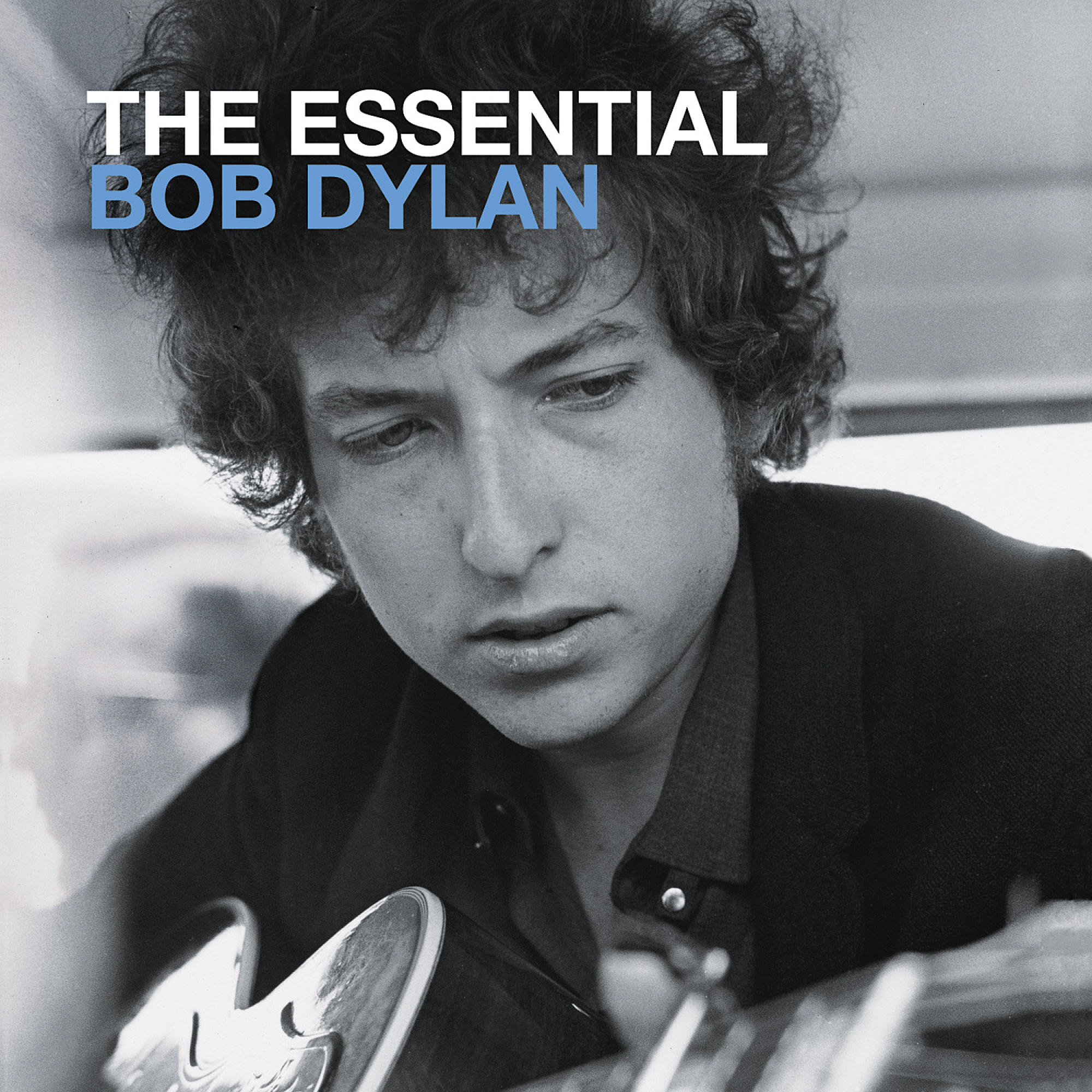 Albumcover mit einem Mann, der Gitarre spielt. Der Text lautet: The Essential Bob Dylan.