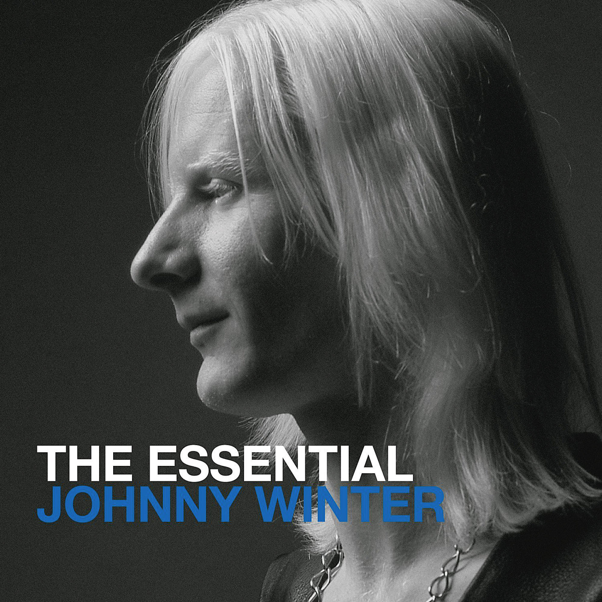 Schwarz-Weiß-Albumcover. Ein Mann mit langen weißen Haaren im Profil. Titel: The Essential Johnny Winter, in Weiß und Blau.