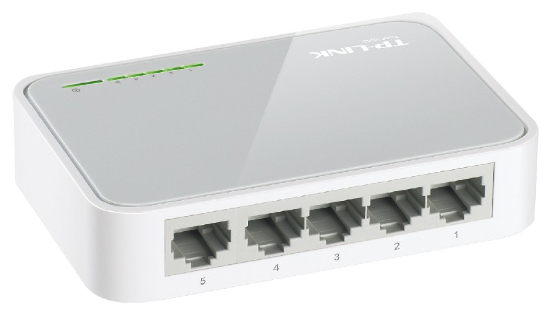 Switch de red TP-LINK blanco con cinco puertos. Luz de encendido verde, carcasa blanca, vista en ángulo.