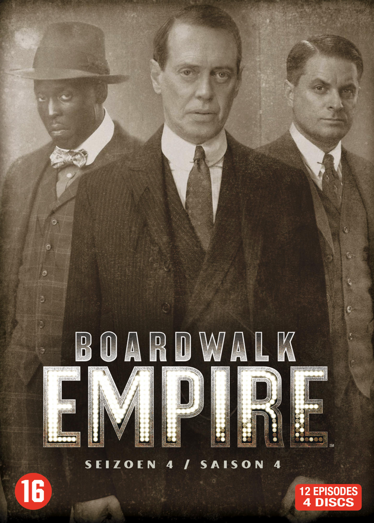Couverture DVD Boardwalk Empire: Trois hommes en costume. Texte: Boardwalk Empire, Saison 4.