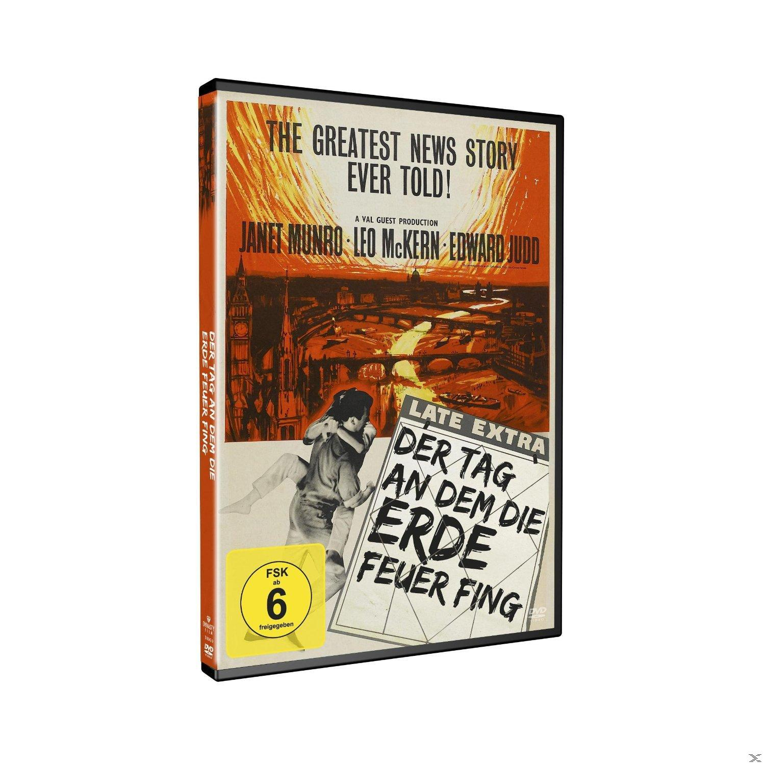 Filmposter. The Greatest News Story Ever Told! Ein Paar umarmt sich vor einem brennenden Gebäude.