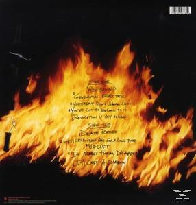Albumcover mit feurigem Hintergrund und handgeschriebenen Songtiteln auf der rechten Seite.