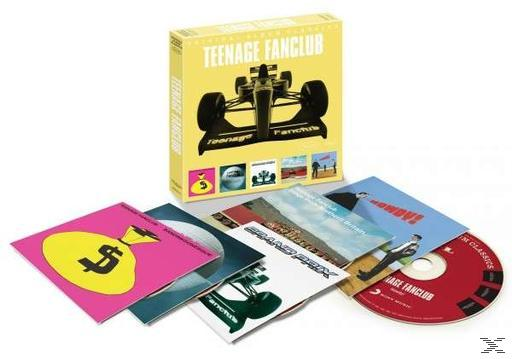 Ein gelbes Box-Set mit einem Rennwagen darauf, umgeben von mehreren CD-Covern.