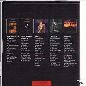 Albumcover mit verschiedenen Albumcovern und Text. Der Hintergrund ist schwarz.