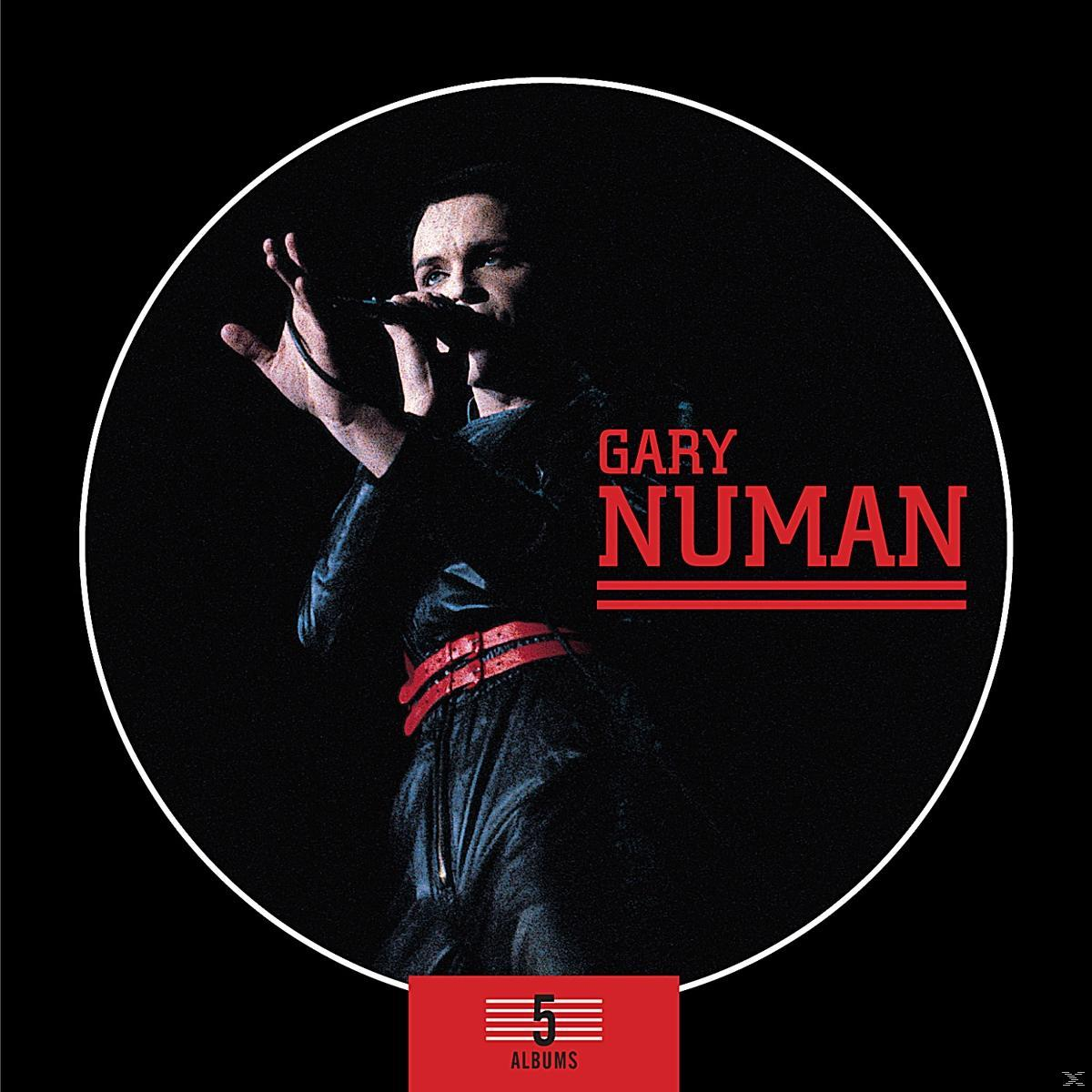 Albumcover von Gary Numan mit einer Person in Schwarz und Rot, umkreist von einer weißen Linie.