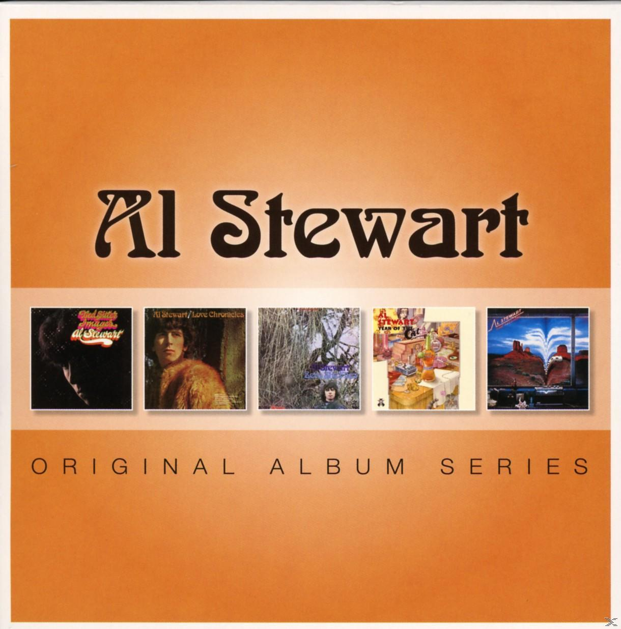 Al Stewart Albumcover-Serie mit fünf Albumcovern auf orangefarbenem Hintergrund.