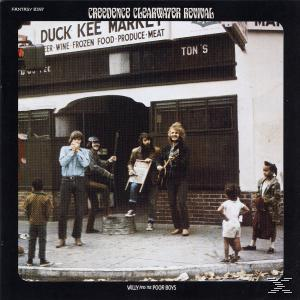 Albumcover von Creedence Clearwater Revival, Musiker vor einem Geschäft, Leute beobachten auf dem Bürgersteig.