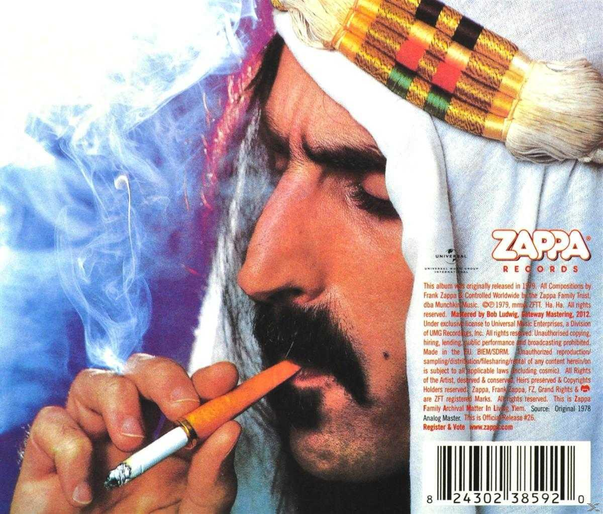 Zappa cigarettázik, turbánt visel. Szöveg Zappáról jobbra.