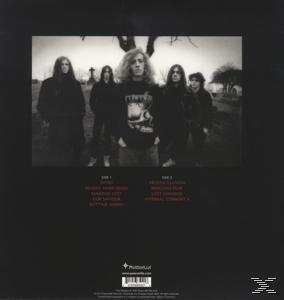 Albumcover: Schwarz-Weiß-Bild einer Band auf einem Friedhof. Bandmitglieder stehen in einer Reihe.