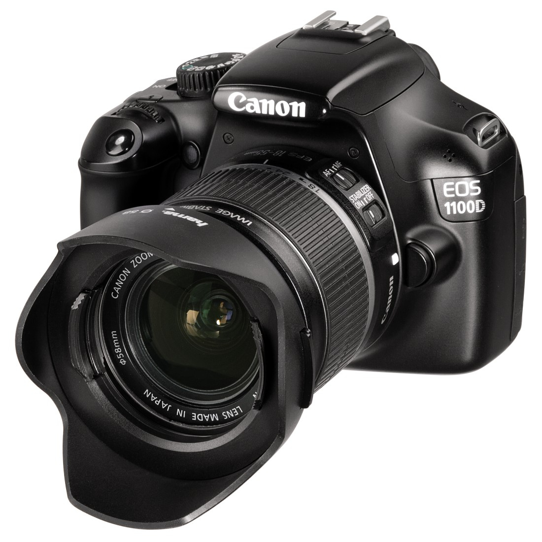 Fotocamera Canon EOS 1100D nera con obiettivo collegato. La fotocamera è su sfondo bianco.