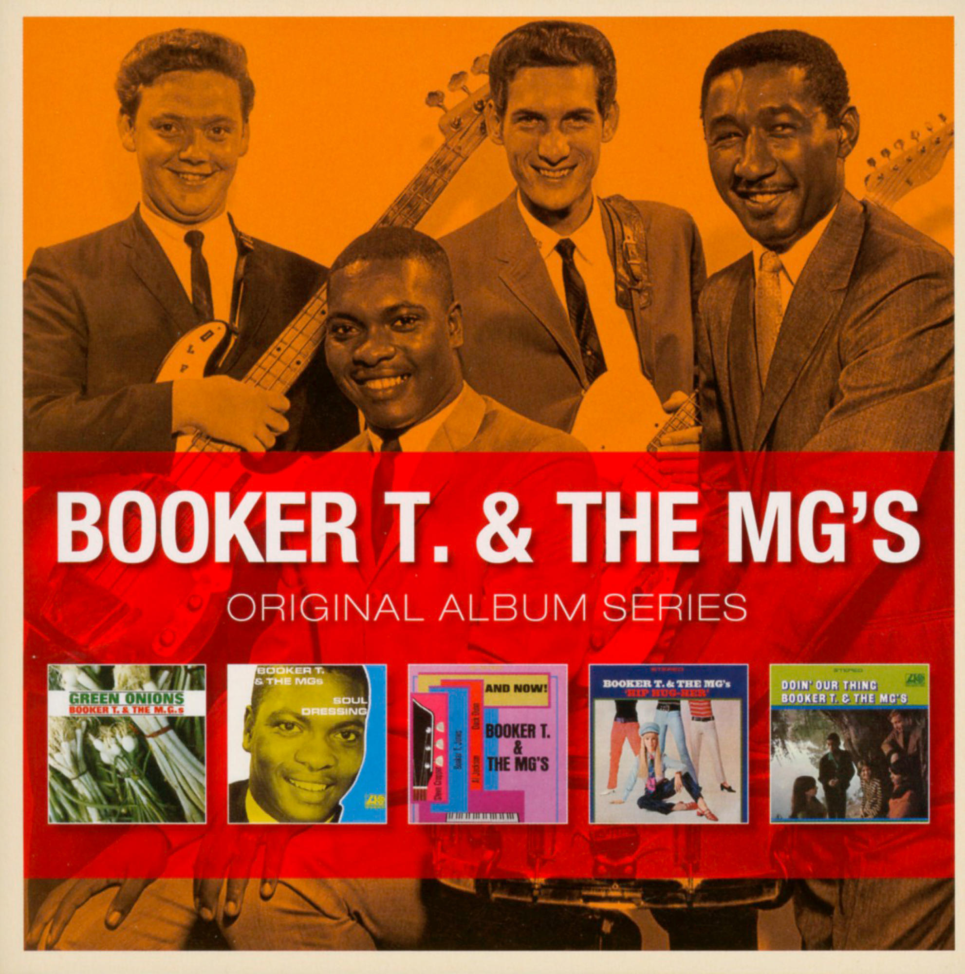 Cover eines Albums mit Musikern. Fünf Männer posieren mit Instrumenten, roter Hintergrund. Text unten.