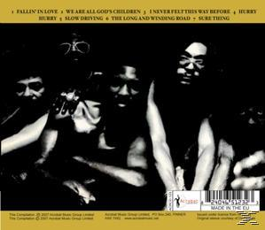 CD-Cover mit Bandmitgliedern und Songtiteln.