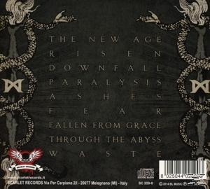 Rückseite einer CD mit Text und Titeln, über einem Grunge-Hintergrund.