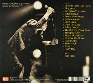 Ein Mann mit Hut singt in ein Mikrofon, auf einem CD-Cover mit einer Titelliste.
